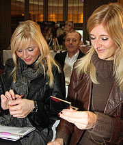 bei der Pr&auml;sentation durfte man auch schon mal neue Podukte testen (&copy;Foto: Martin Schmitz)